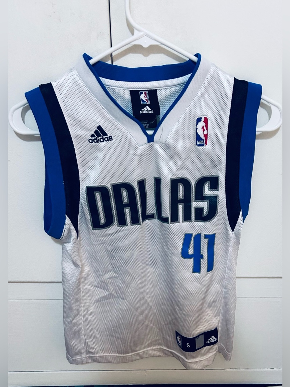 Dirk Nowitzki jersey size BOYS small 8